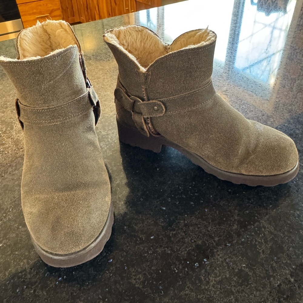 Bear paw suede boots, Sherpa lined, rubber sole size 8